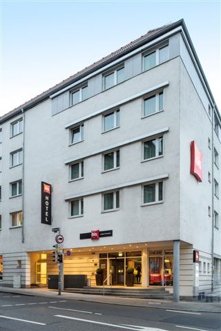 Modernes Hotelgeb&auml;ude mit mehreren Stockwerken, gro&szlig;en Fenstern und einem Eingang mit Vordach. Hotelname und Logo sind sichtbar., &copy; TOMAS