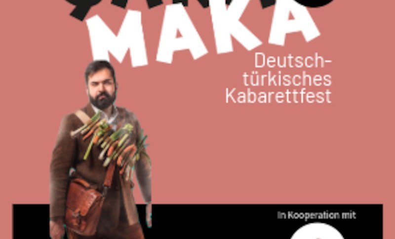 Ein Mann mit Gem&uuml;se in der Hand springt dramatisch aus einem K&uuml;hlschrank, umgeben von Nebel. Er tr&auml;gt einen Anzug und hat eine Tasche umgeh&auml;ngt., &copy; Renitenztheater Stuttgart e.V.