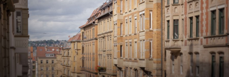 Row of historic buildings with brick facades under a cloudy sky. Other buildings can be seen in the background., &copy; Stuttgart Marketing GmbH, Martina Denker