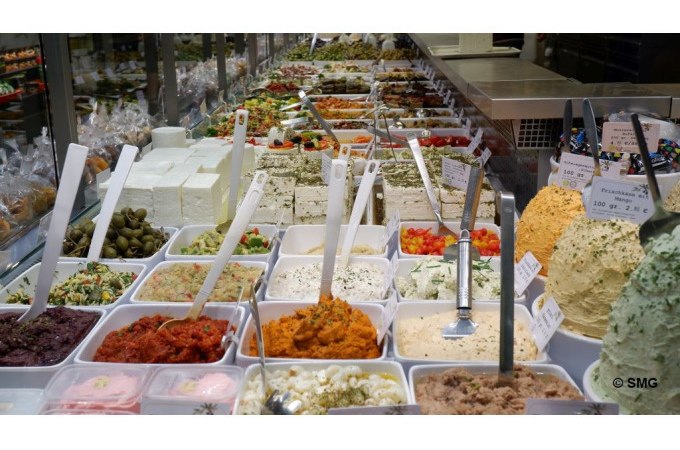 Verschiedene Dips und Aufstriche in einer Markthalle. Bunte Vielfalt in weißen Behältern, darunter Oliven, Käse und Kräuter., © Stuttgart Marketing GmbH