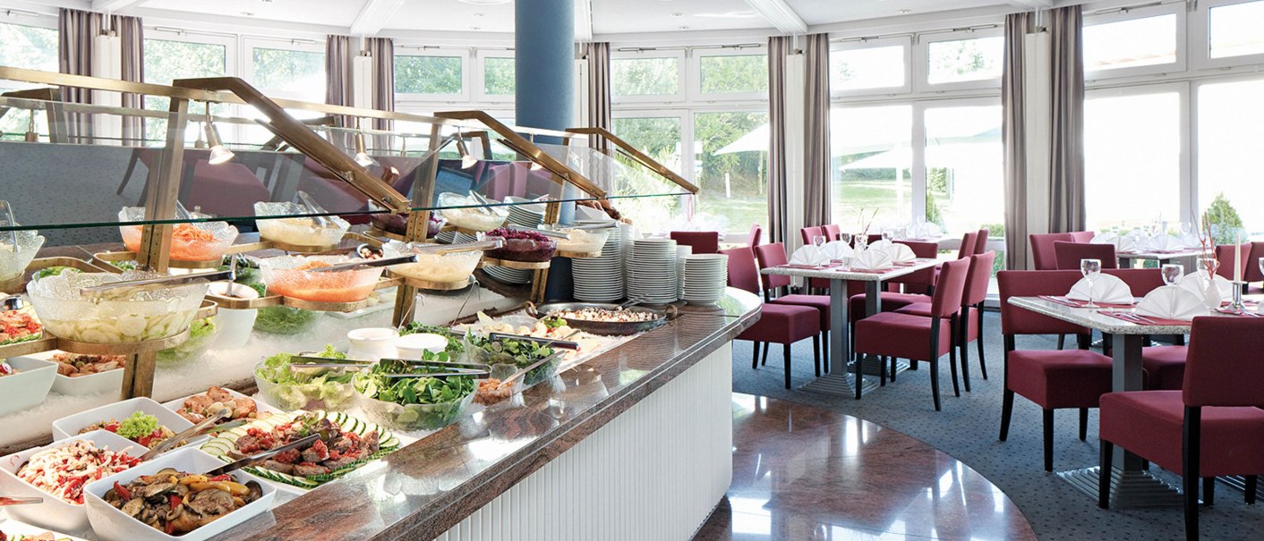 Elegantes Buffet-Restaurant mit reichhaltiger Salatbar und stilvoll gedeckten Tischen in einem lichtdurchfluteten Raum., &copy; Seminaris Hotel Bad Boll