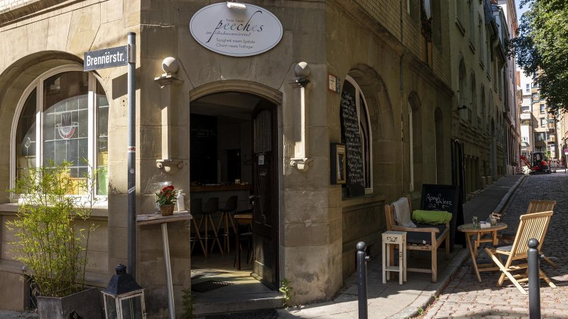 Eingang des Cafés 'Peeches' im Bohnenviertel Stuttgart. Gemütliche Sitzgelegenheiten draußen, Straßenschild 'Brennerstr.' sichtbar., © SMG, Sarah Schmid