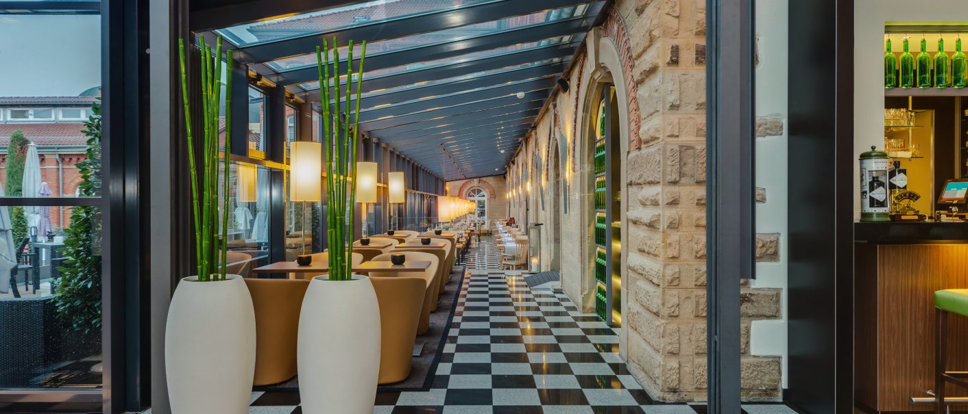 Eleganter Wintergarten im nestor Hotel Ludwigsburg mit Glasdach, schwarz-weiß kariertem Boden, Pflanzen in weißen Vasen und gemütlichen Sitzbereichen., © copyrights by pixacon 2010 Eleganter Wintergarten im nestor Hotel Ludwigsburg mit Glasdach, schwarz-weiß kariertem Boden, Pflanzen in weißen Vasen und gemütlichen Sitzbereichen., © copyrights by pixacon 2010