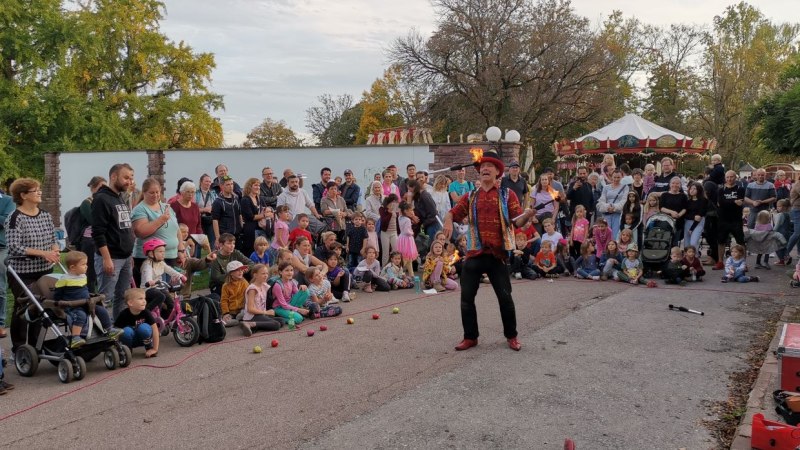 Das Straßenkunstfestival lockt jährlich Groß und Klein., © Eliszi Böhm Das Straßenkunstfestival lockt jährlich Groß und Klein., © Eliszi Böhm