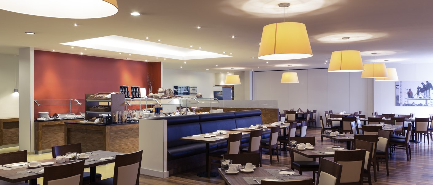 Modernes Restaurant mit Holzboden, gedeckten Tischen und großen, hängenden Lampen., © Mercure Hotel Stuttgart Sindelfingen an der Messe Modernes Restaurant mit Holzboden, gedeckten Tischen und großen, hängenden Lampen., © Mercure Hotel Stuttgart Sindelfingen an der Messe