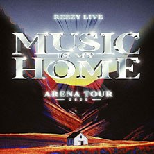Plakat für die Reezy Live Arena Tour 2026 mit dem Titel 'Music is My Home'. Im Hintergrund eine Landschaft mit kleinem Haus., © links im Bild