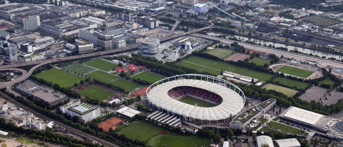 Luftaufnahme des Neckarparks in Stuttgart mit der Mercedes-Benz Arena im Vordergrund, umgeben von Sportplätzen und Gebäuden., © Stuttgart-Marketing GmbH
