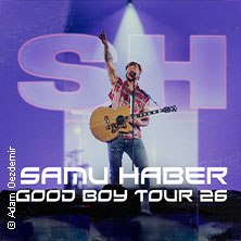 S&auml;nger mit Gitarre auf B&uuml;hne, Schriftzug 'Samu Haber Good Boy Tour 26' im Vordergrund., &copy; links im Bild