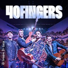 Vier Gitarristen posieren mit Gitarren auf einer Bühne, umgeben von einem großen Publikum. Oben steht "40 Fingers" in großen Buchstaben., © links im Bild Vier Gitarristen posieren mit Gitarren auf einer Bühne, umgeben von einem großen Publikum. Oben steht "40 Fingers" in großen Buchstaben., © links im Bild