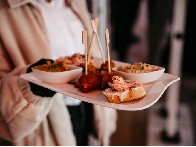 Tray with appetizers: Bowls with dips and bread with toppings, served at an event., © Cool-Tours StattReisen Tray with appetizers: Bowls with dips and bread with toppings, served at an event., © Cool-Tours StattReisen