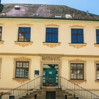 The historic town hall of Vaihingen an der Enz with its classic façade and an adjoining half-timbered house in sunny weather., © Stuttgart-Marketing GmbH, Sarah Schmid