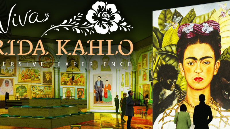 Immersive Ausstellung 'Viva Frida Kahlo' zeigt großformatige Projektionen ihrer Gemälde. Besucher betrachten die Kunstwerke in einem stimmungsvoll beleuchteten Raum., © Alegria Exhibition Immersive Ausstellung 'Viva Frida Kahlo' zeigt großformatige Projektionen ihrer Gemälde. Besucher betrachten die Kunstwerke in einem stimmungsvoll beleuchteten Raum., © Alegria Exhibition