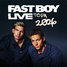 Zwei M&auml;nner in dunkler Kleidung vor einem dunklen Hintergrund. Der Schriftzug 'FAST BOY LIVE Tour 2026' ist prominent zu sehen., &copy; links im Bild