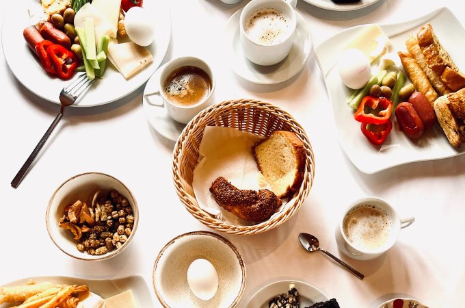 Ein reich gedeckter Tisch mit Brot, Eiern, Gemüse, Kaffee und Gebäck, ideal für einen gemütlichen Winterbrunch., © Cool-Tours StattReisen Ein reich gedeckter Tisch mit Brot, Eiern, Gemüse, Kaffee und Gebäck, ideal für einen gemütlichen Winterbrunch., © Cool-Tours StattReisen