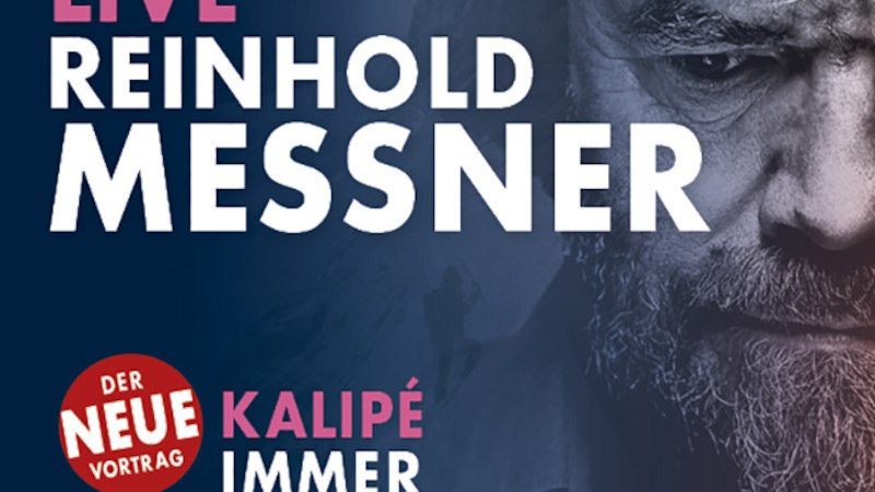 Plakat für Reinhold Messners Vortrag "Kalipé - Immer ruhigen Fußes" mit seinem Porträt und Bergsteiger im Hintergrund., © Theaterhaus Stuttgart e.V.