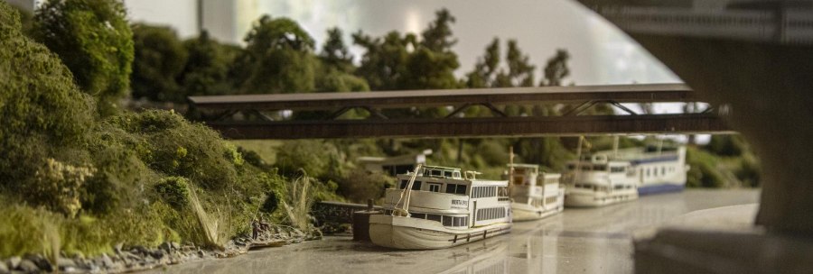 Miniaturmodell einer Flusslandschaft mit Br&uuml;cke, B&auml;umen und mehreren Booten. Detailreiche Darstellung in einer Ausstellung., &copy; Stuttgart-Marketing GmbH, Sarah Schmid