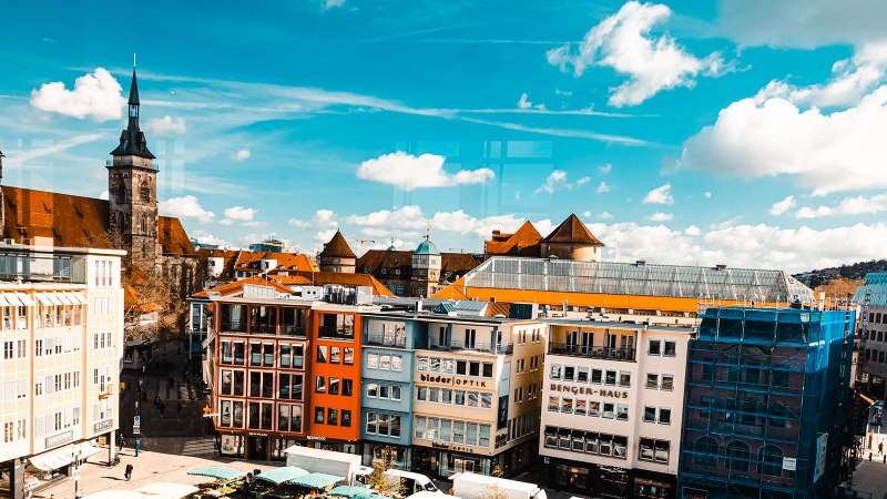 Stadtansicht mit historischen Türmen und modernen Gebäuden, blauer Himmel und weiße Wolken im Hintergrund., © Stuttgart Marketing GmbH, Sarah Schmid Stadtansicht mit historischen Türmen und modernen Gebäuden, blauer Himmel und weiße Wolken im Hintergrund., © Stuttgart Marketing GmbH, Sarah Schmid