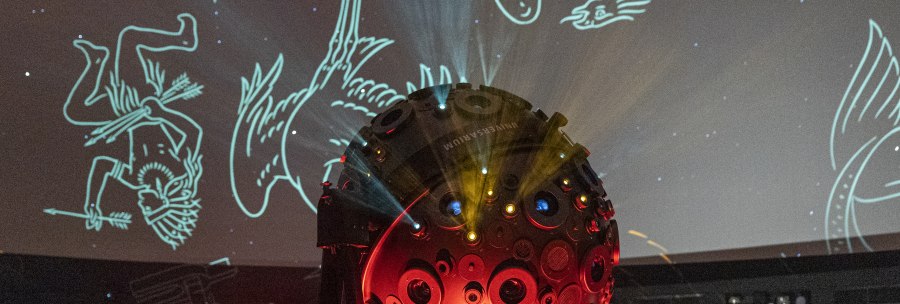 A projector in the planetarium projects constellations onto the ceiling. The room is dark, with glowing lines and figures., © Stuttgart-Marketing GmbH, Sarah Schmid