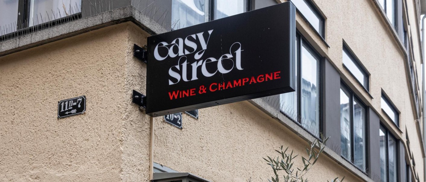 Ein Schild mit der Aufschrift 'easy street Wine & Champagne' hängt an einer Gebäudewand. Darunter ist eine Hausnummer zu sehen., © Stuttgart-Marketing GmbH, Sarah Schmid Ein Schild mit der Aufschrift 'easy street Wine & Champagne' hängt an einer Gebäudewand. Darunter ist eine Hausnummer zu sehen., © Stuttgart-Marketing GmbH, Sarah Schmid