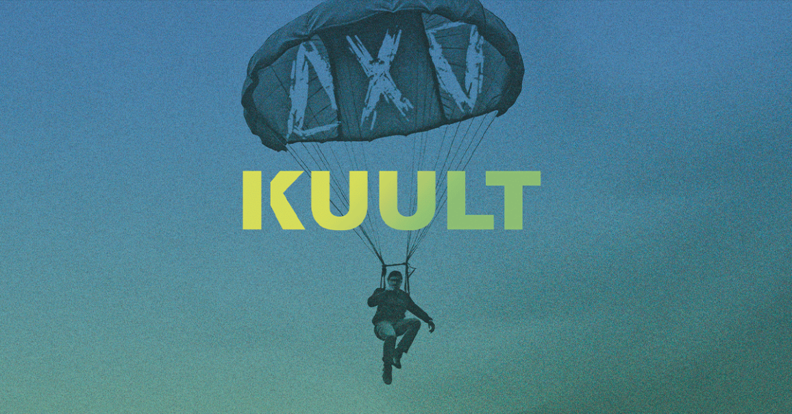 Ein Fallschirmspringer schwebt am Himmel, während der Schriftzug KUULT prominent im Vordergrund steht. Der Hintergrund ist in Blautönen gehalten., © links im Bild Ein Fallschirmspringer schwebt am Himmel, während der Schriftzug KUULT prominent im Vordergrund steht. Der Hintergrund ist in Blautönen gehalten., © links im Bild