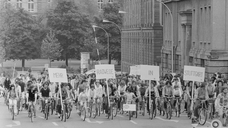 An der Spitze der Rundfahrt vom 8. Juni 1980 fand sich der Slogan "Mehr Radwege in Stuttgart", © Stadtarchiv Stuttgart 1069 Fotoarchiv Firma Kraufmann und Kraufmann FN 274/26076-001 An der Spitze der Rundfahrt vom 8. Juni 1980 fand sich der Slogan "Mehr Radwege in Stuttgart", © Stadtarchiv Stuttgart 1069 Fotoarchiv Firma Kraufmann und Kraufmann FN 274/26076-001