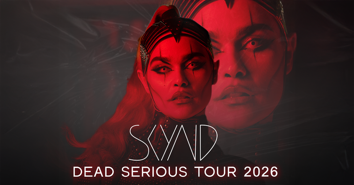 Düsteres Poster für SKYNDs Dead Serious Tour 2026 mit einer rot beleuchteten, geheimnisvollen Figur im Vordergrund., © links im Bild Düsteres Poster für SKYNDs Dead Serious Tour 2026 mit einer rot beleuchteten, geheimnisvollen Figur im Vordergrund., © links im Bild