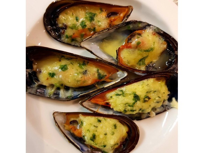 Five stuffed mussels gratinated with herbs and cheese on a white plate., © Kultweine-Kochwelten-Kunstücke - Kochschule Sonja Lenz Five stuffed mussels gratinated with herbs and cheese on a white plate., © Kultweine-Kochwelten-Kunstücke - Kochschule Sonja Lenz