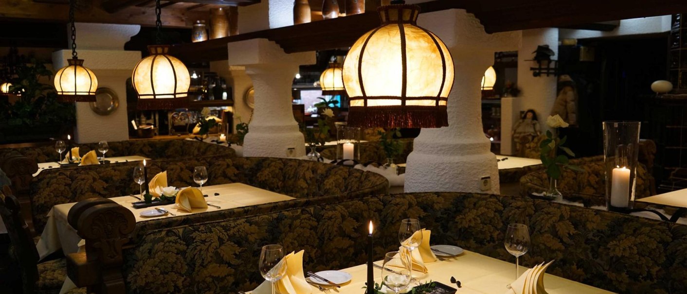 Ein gemütliches Restaurant mit warmem Licht, gedeckten Tischen und dekorativen Lampen. Die Atmosphäre wirkt einladend und elegant., © Hotel & Restaurant Beurener Hof Ein gemütliches Restaurant mit warmem Licht, gedeckten Tischen und dekorativen Lampen. Die Atmosphäre wirkt einladend und elegant., © Hotel & Restaurant Beurener Hof