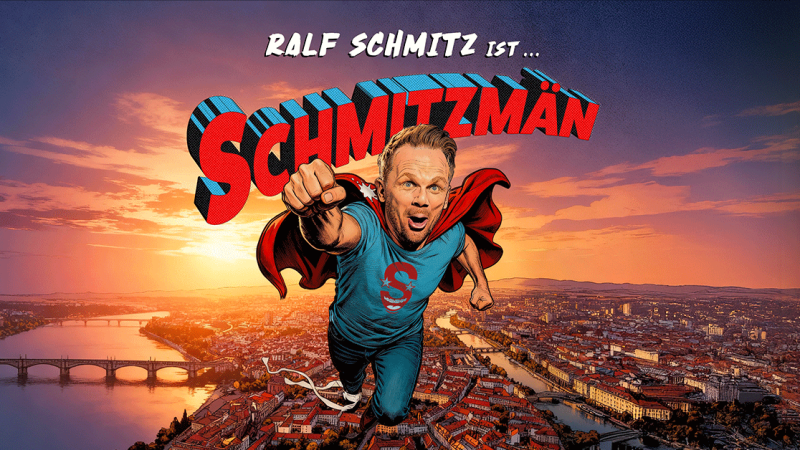 Ein Superheld in blauem Kost&uuml;m und rotem Umhang fliegt &uuml;ber eine Stadt bei Sonnenuntergang. Der Schriftzug "Ralf Schmitz ist Schmitzm&auml;n" ist prominent platziert., &copy; links im Bild