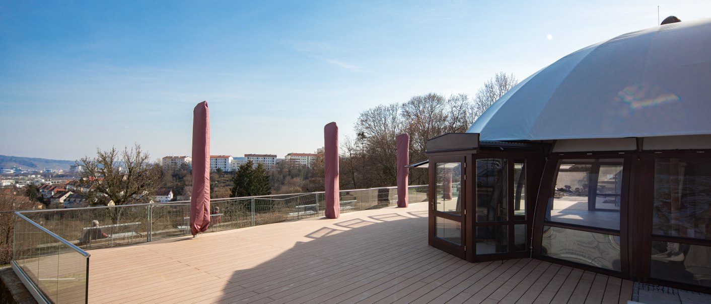 Eine Terrasse mit einem Kuppelgebäude und Blick auf eine Stadt im Hintergrund. Der Himmel ist klar und blau., © Marc Luppa Eine Terrasse mit einem Kuppelgebäude und Blick auf eine Stadt im Hintergrund. Der Himmel ist klar und blau., © Marc Luppa