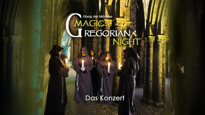 Mönche in Kutten halten Kerzen in einer gotischen Kirche. Der Text 'Magic Gregorian Night - Klang der Mönche' ist zu sehen., © links im Bild Mönche in Kutten halten Kerzen in einer gotischen Kirche. Der Text 'Magic Gregorian Night - Klang der Mönche' ist zu sehen., © links im Bild