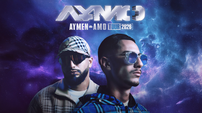 Zwei M&auml;nner mit Sonnenbrillen posieren vor einem galaktischen Hintergrund. Der Schriftzug 'AYMO Arena Tour 2026' ist prominent zu sehen., &copy; links im Bild