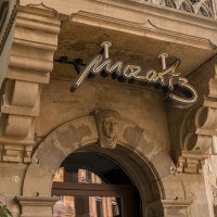 Eingang eines historischen Gebäudes mit dem Schriftzug 'Mozart3' über dem Torbogen. Verzierungen und Pflanzen sind sichtbar., © SMG, Sarah Schmid Eingang eines historischen Gebäudes mit dem Schriftzug 'Mozart3' über dem Torbogen. Verzierungen und Pflanzen sind sichtbar., © SMG, Sarah Schmid