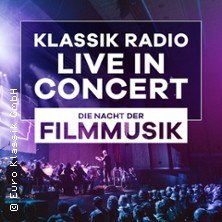Plakat f&uuml;r Klassik Radio Live in Concert 2025: Die Nacht der Filmmusik mit Orchester und Publikum in einem Konzertsaal., &copy; links im Bild