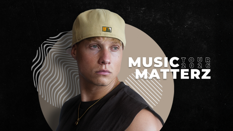 Ein Mann mit beigefarbener M&uuml;tze blickt ernst in die Ferne. Im Hintergrund sind grafische Muster und der Text 'Music Matterz Tour 2026' zu sehen., &copy; links im Bild