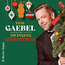Ein Mann in einem Anzug posiert neben einem geschm&uuml;ckten Weihnachtsbaum. Der Hintergrund ist gr&uuml;n mit weihnachtlichen Ornamenten und dem Text 'Tom Gaebel A Swinging Christmas'., &copy; links im Bild