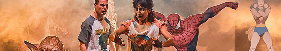 Zwei Personen auf einer Bühne mit Yoda, Spider-Man und Wonder Woman im Hintergrund. Die Szene wirkt fantasievoll und bunt., © JES, Alex Wunsch