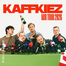 Die Band KAFFKIEZ posiert bei einer Pressekonferenz mit Mikrofonen und Getränken. Im Hintergrund steht 'WIR TOUR 2026'. © David Göttwald., © links im Bild Die Band KAFFKIEZ posiert bei einer Pressekonferenz mit Mikrofonen und Getränken. Im Hintergrund steht 'WIR TOUR 2026'. © David Göttwald., © links im Bild