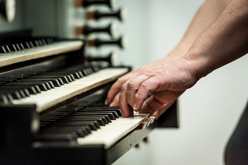 Nahaufnahme von H&auml;nden, die eine Orgel spielen. Die Tasten und Register der Orgel sind deutlich sichtbar., &copy; Staatliche Hochschule f&uuml;r Musik und Darstellende Kunst