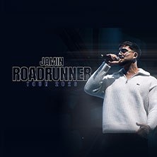 Ein S&auml;nger performt auf der B&uuml;hne mit einem Mikrofon. Daneben steht der Text 'Jamin Roadrunner Tour 2026'., &copy; links im Bild