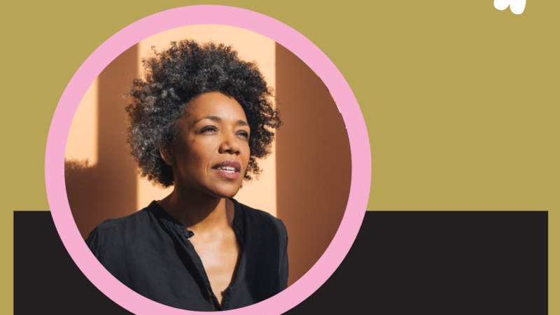 Eine Frau mit lockigem Haar steht in warmem Licht und tr&auml;gt ein schwarzes Hemd. Sie schaut nachdenklich in die Ferne., &copy; Renitenztheater Stuttgart e.V.