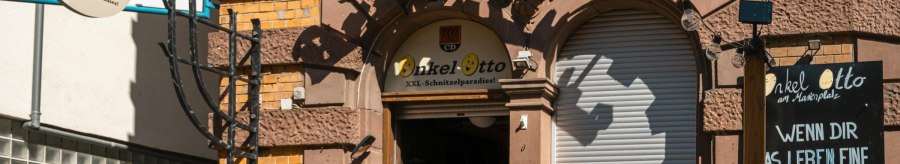 Eingang zu 'Onkel Otto', einem XXL-Schnitzelparadies, mit dekorativem Schild und Tafel mit Spruch &uuml;ber Zitronen., &copy; SMG, Sarah Schmid