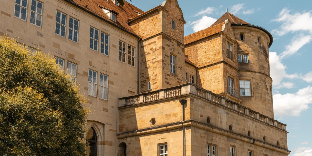 Ein altes Schloss mit markanten Türmen und vielen Fenstern, umgeben von einem blauen Himmel und einigen Wolken., © Stuttgart-Marketing GmbH, Sarah Schmid Ein altes Schloss mit markanten Türmen und vielen Fenstern, umgeben von einem blauen Himmel und einigen Wolken., © Stuttgart-Marketing GmbH, Sarah Schmid