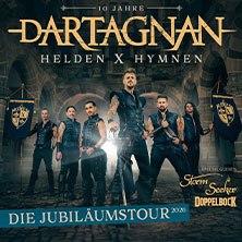 Die Band dArtagnan in mittelalterlicher Kleidung vor einer Burgkulisse, bewirbt ihre Jubil&auml;umstour 2020 mit dem Album 'Helden x Hymnen'., &copy; links im Bild