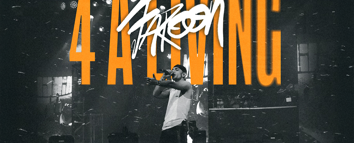 Ein Musiker auf der B&uuml;hne mit Mikrofon, umgeben von Lichteffekten. Im Hintergrund steht gro&szlig; '4 A Living'., &copy; links im Bild