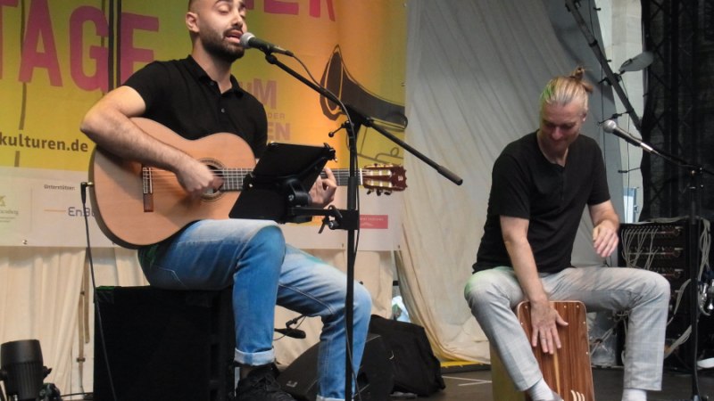 Hans Fickelscher (perc, voc) und Mazen Mohsen (git, voc, oud), © Foto: Forum der Kulturen Stuttgart Hans Fickelscher (perc, voc) und Mazen Mohsen (git, voc, oud), © Foto: Forum der Kulturen Stuttgart