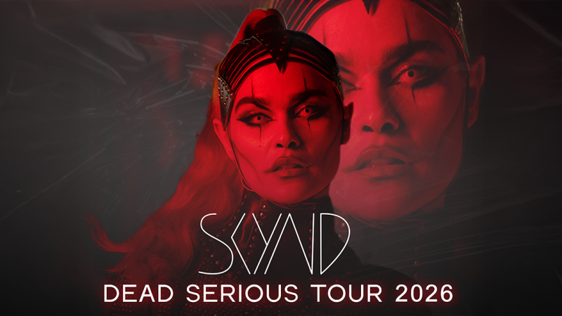 Düsteres Poster für SKYNDs Dead Serious Tour 2026 mit einer rot beleuchteten, geheimnisvollen Figur im Vordergrund., © links im Bild Düsteres Poster für SKYNDs Dead Serious Tour 2026 mit einer rot beleuchteten, geheimnisvollen Figur im Vordergrund., © links im Bild