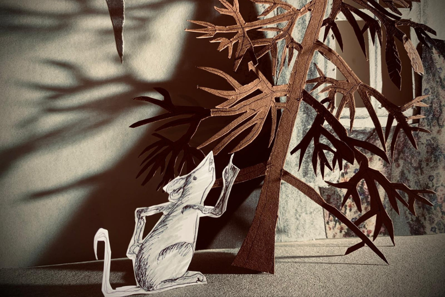 Eine gezeichnete Maus betrachtet neugierig einen aus Papier gebastelten Tannenbaum. Die Szene ist kunstvoll mit Schatten gestaltet., &copy; Sch&auml;fer/Theater in der Badewanne