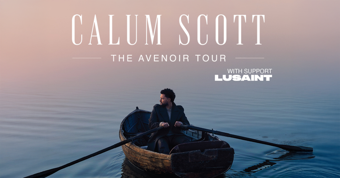 Ein Mann sitzt in einem Ruderboot auf einem ruhigen See bei Sonnenuntergang. Der Text 'Calum Scott - The Avenoir Tour' und 'With Support Lusaint' ist dar&uuml;ber gelegt., &copy; links im Bild
