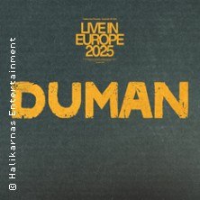 Plakat mit gelbem Schriftzug 'Duman' und 'Live in Europe 2025' auf dunklem Hintergrund., © links im Bild